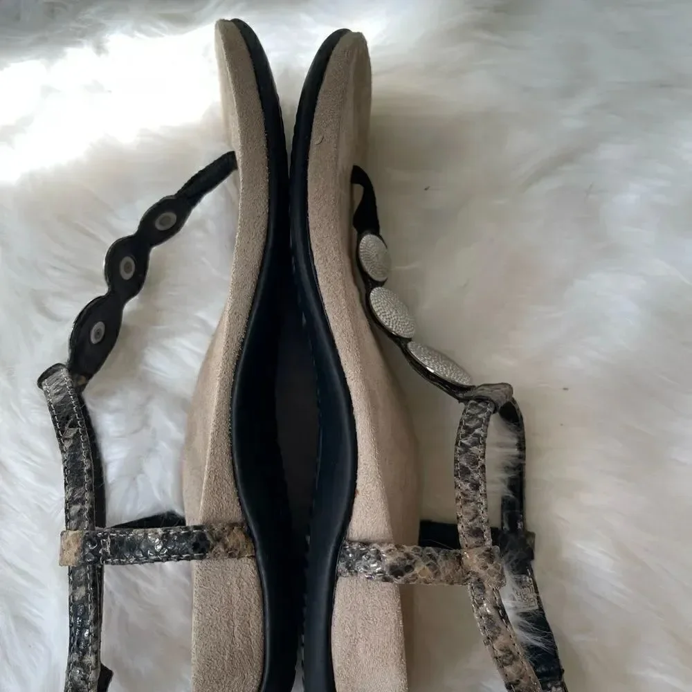 Vionic Gray& tan snake skin prints Tstrap thong sandals silver tone acce…